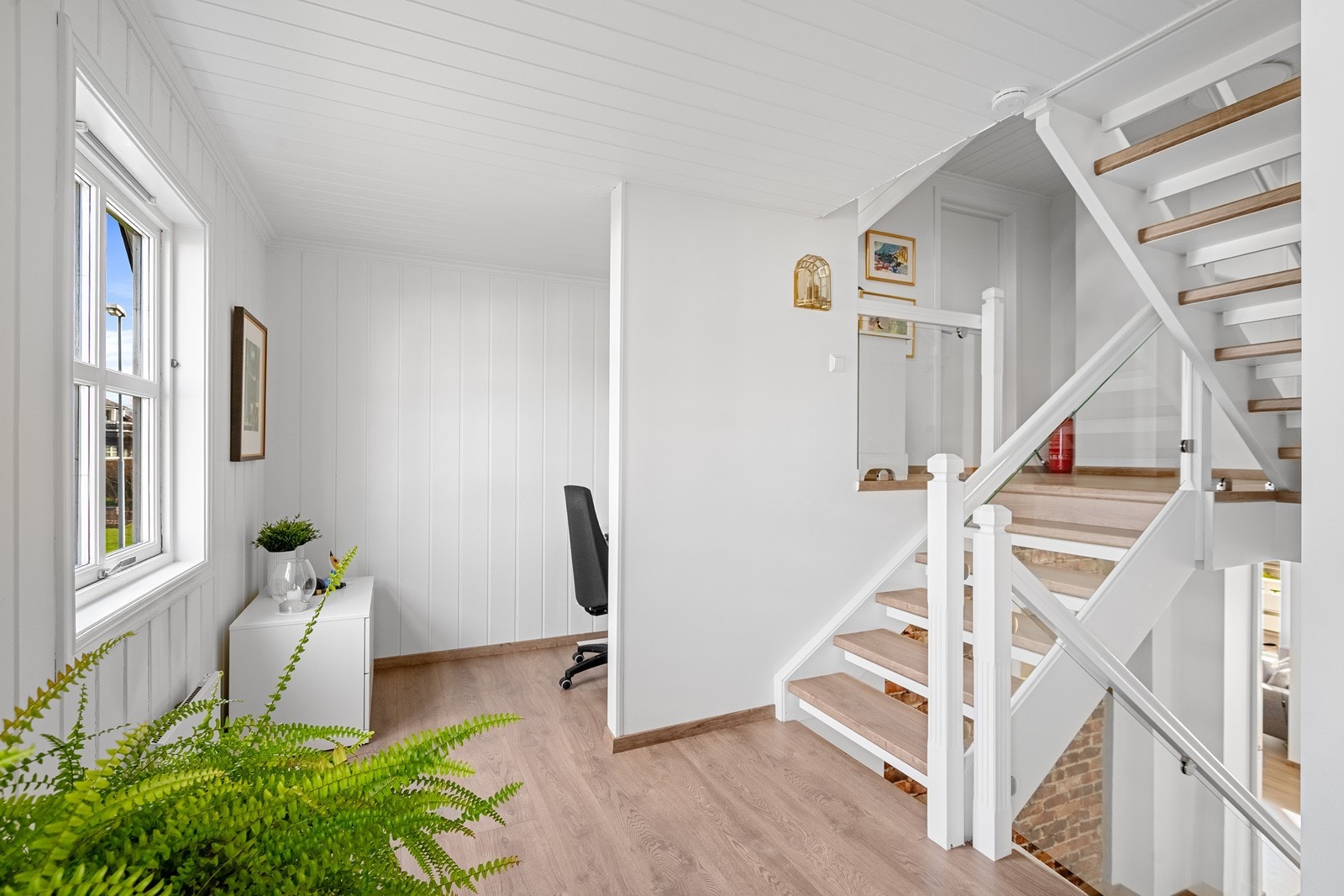 2. etg: Trappegang og utsnitt kontor Galleribilde