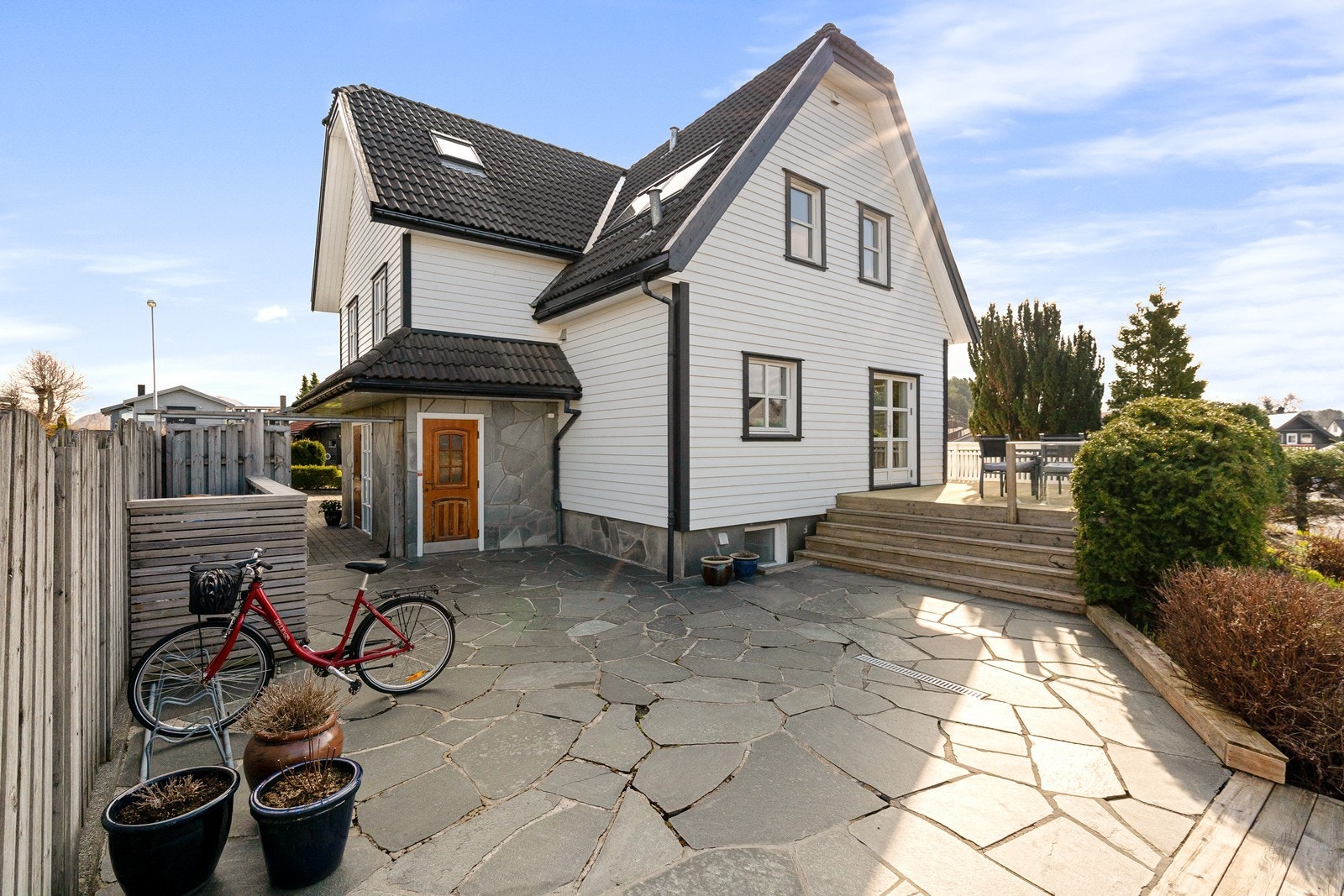 Fasade og bi-inngang. Dør er nylig byttet ut med hvit Kinedør m/glass. Gårdsrom opparbeidet med skifer. Galleribilde