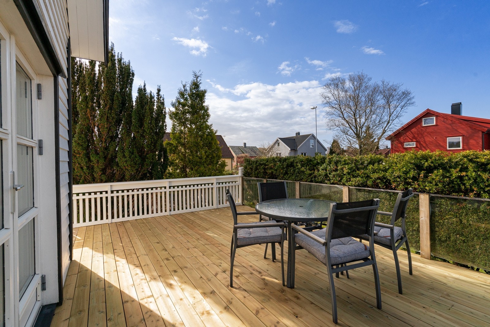 Tilbaketrukket, skjermet og lun terrasse på vestsiden Galleribilde