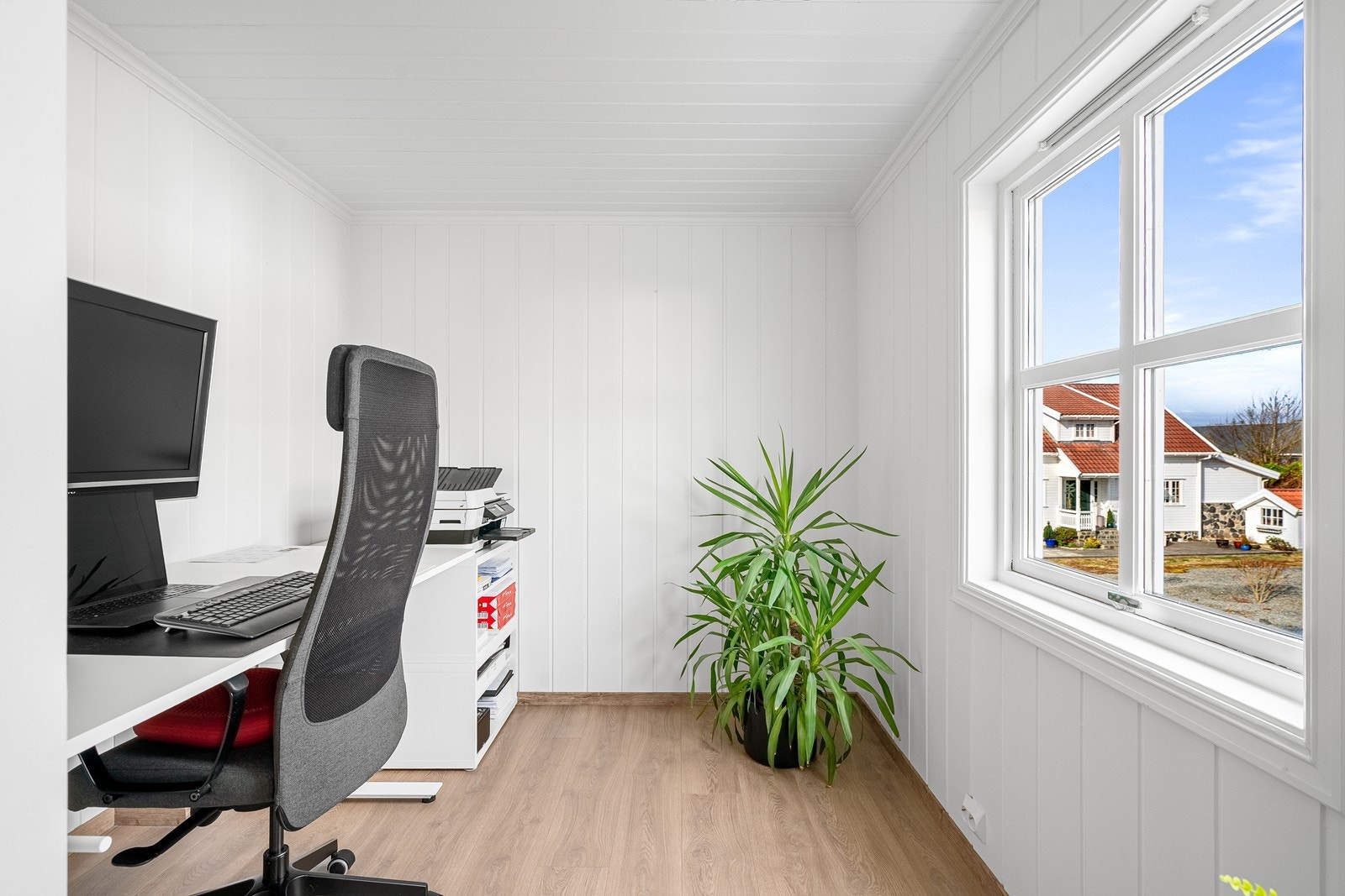 2. etg: Opprinnelig soverom som er omgjort til åpen kontorløsning. Soverom kan tilbakeføres med å sette opp vegg i gangen. 2 stk skrivepult kan stå igjen og medfølge handelen. Galleribilde
