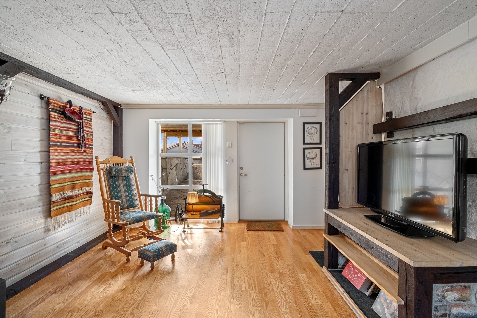 Kjeller: Kjellerstue med egen inngang fra utsiden. Galleribilde