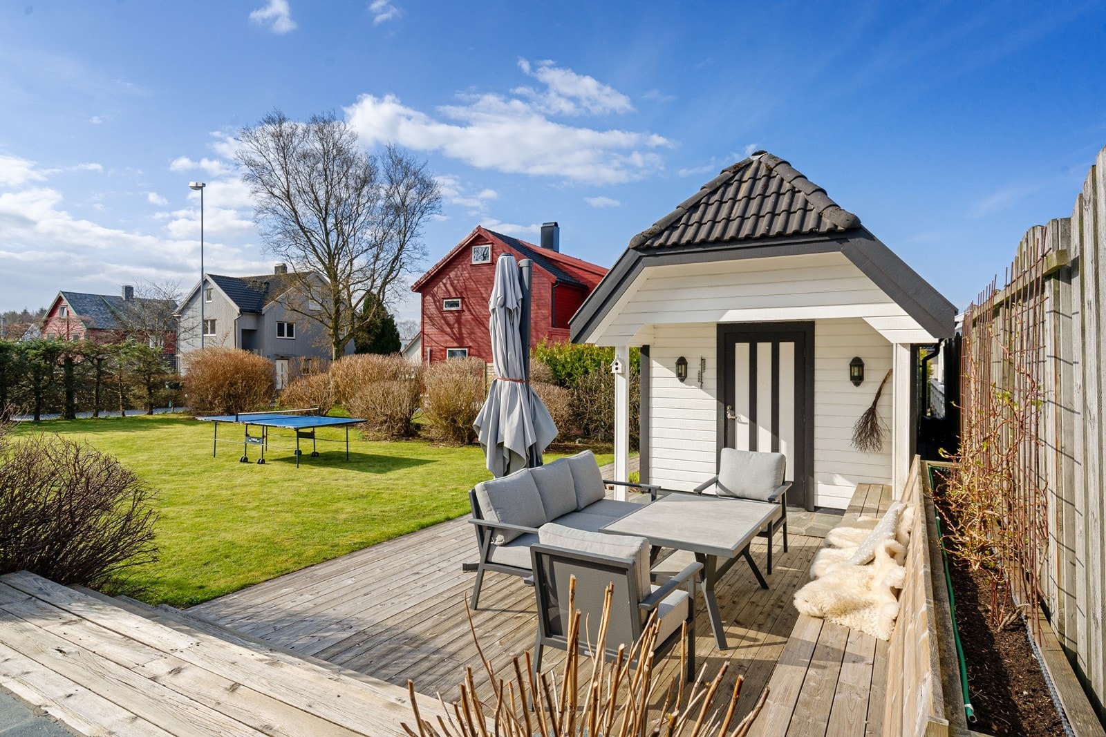 Redskapsbod og solrik platting Galleribilde