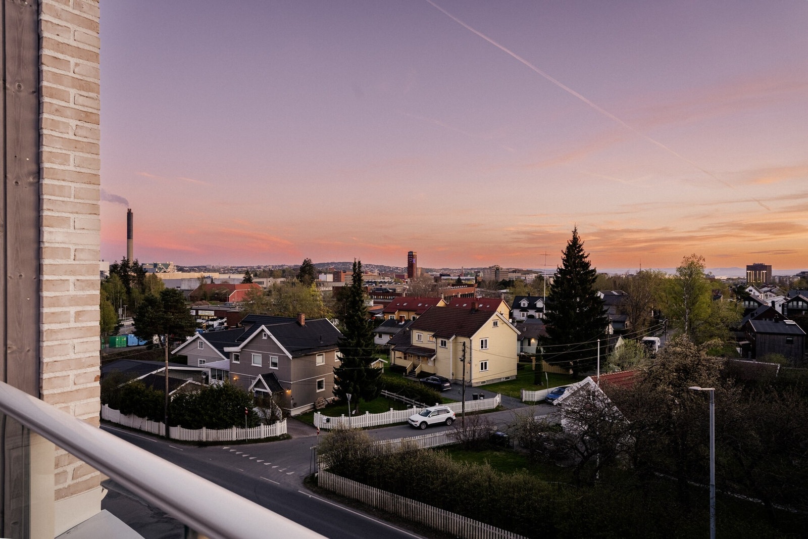 Fra tidlig på formiddagen og ut kvelden ligger solen på, noe som gjør dette til et naturlig uterom store deler av sommeren. Galleribilde