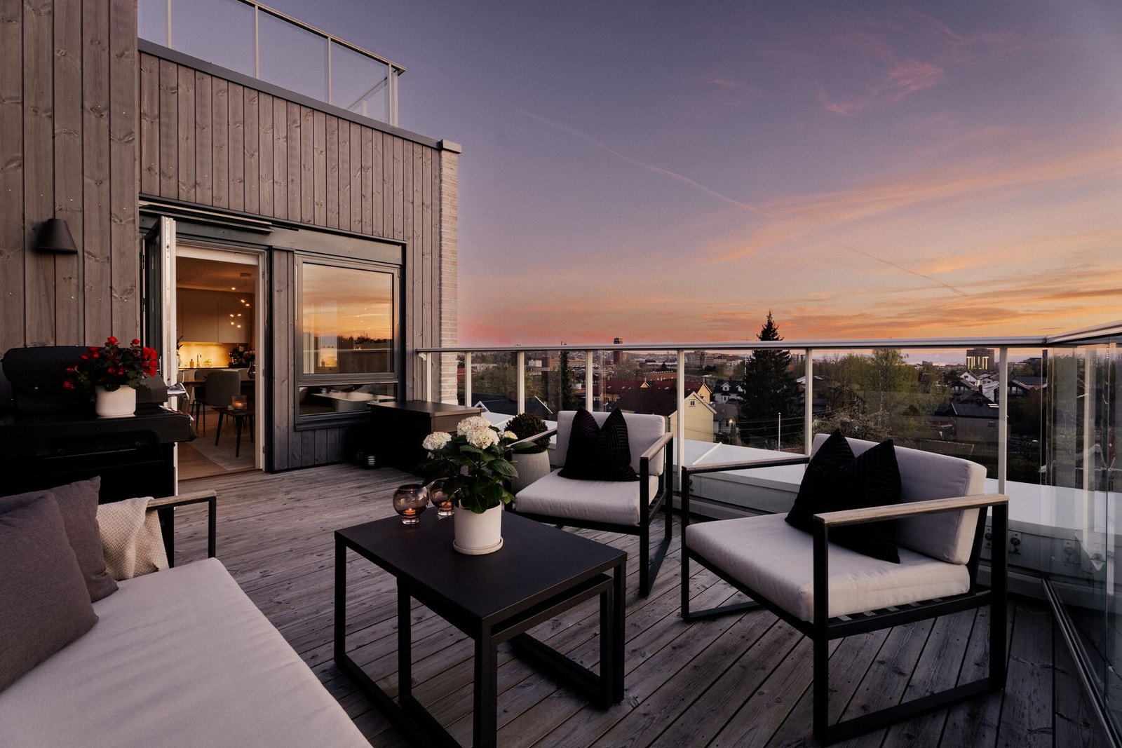 Hjørneandel i 5. etasje med privat terrasse på 18 m², fri utsikt og sol fra formiddag til kveld. Galleribilde