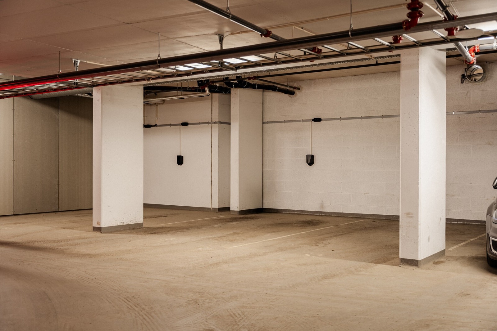 Det medfølger en garasjeplass med ladeboks. Galleribilde