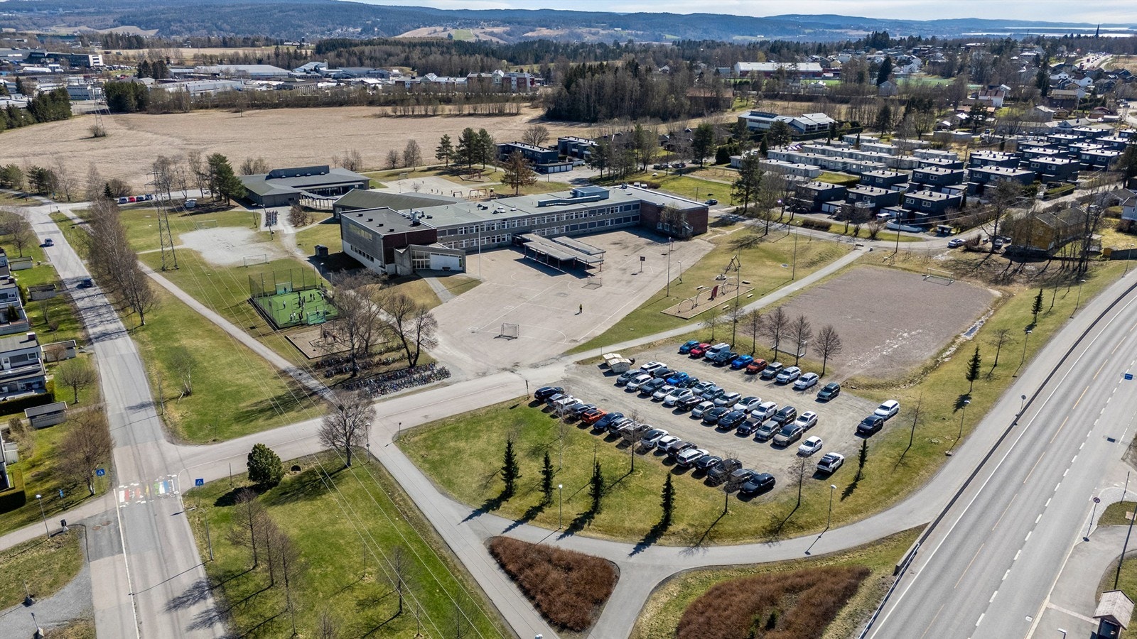 Åsenhagen skole ligger kun en kort spasertur unna, cirka 3 minutter fra boligen med trygg skolevei under en tunnel Galleribilde