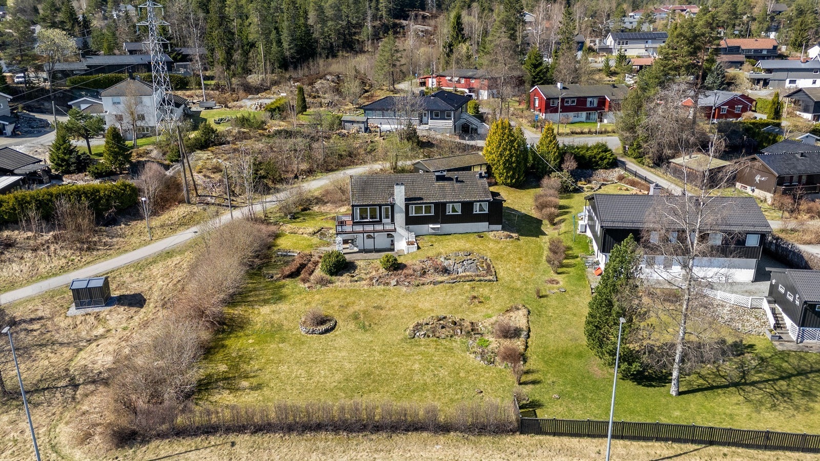 Eiendommen ligger i et etablert og barnevennlig område med gangavstand til skoler, barnehager og offentlig kommunikasjon. Galleribilde
