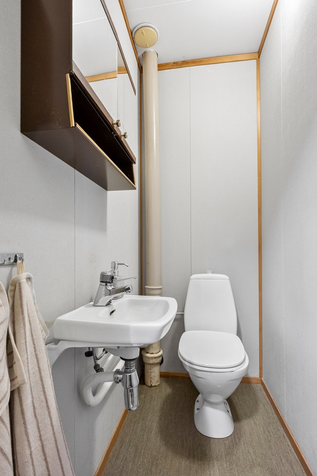 Separat toalettrom med servant og wc. Galleribilde