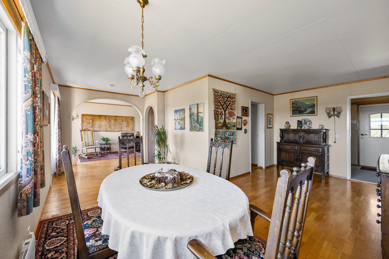 Stuen og spisestuen henger sammen i en åpen løsning, hvor en buegang elegant skiller sonene. Galleribilde