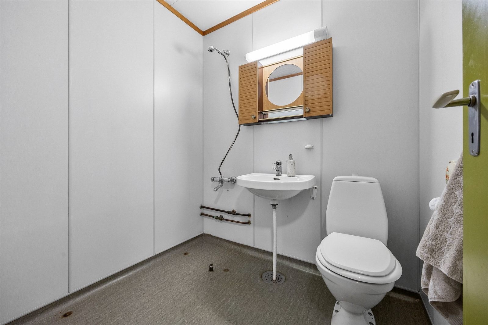 Badet er utstyrt med toalett, servant og dusjløsning. Galleribilde