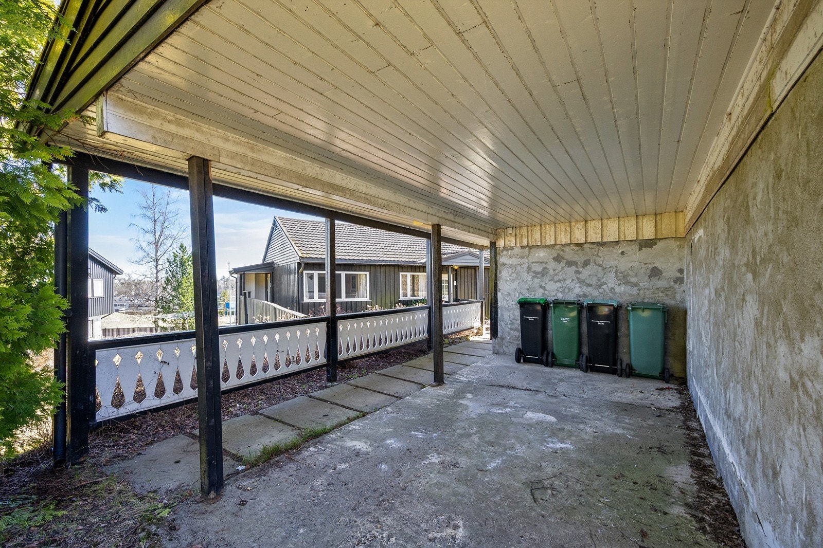 Overbygget parkeringsplass under deler av boligen. Galleribilde