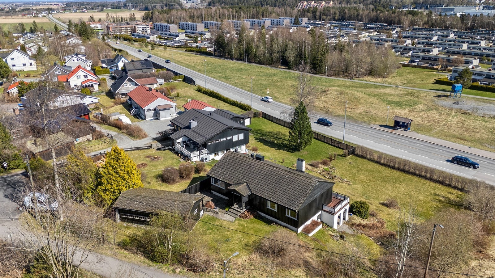Eiendommen ligger i et område preget av eneboliger og store, grønne tomter. Galleribilde