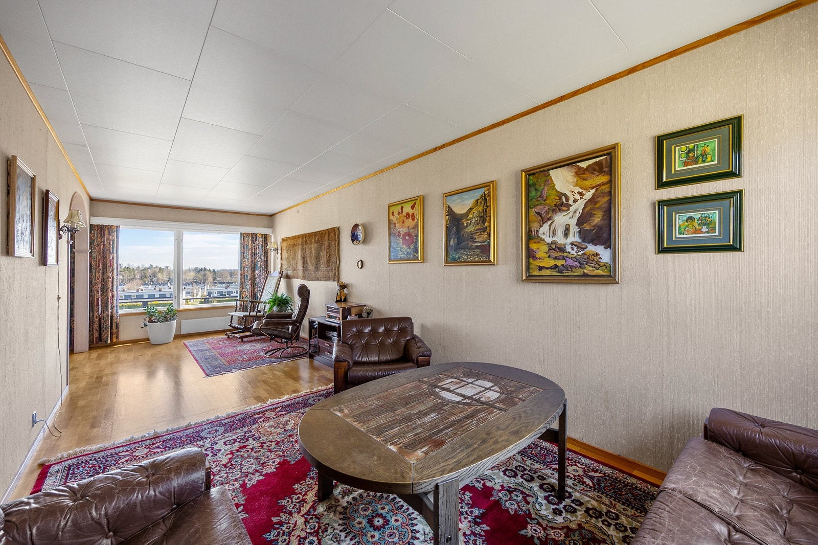 Store vindusflater i stuen slipper inn rikelig med dagslys og gir utsikt over omgivelsene. Galleribilde