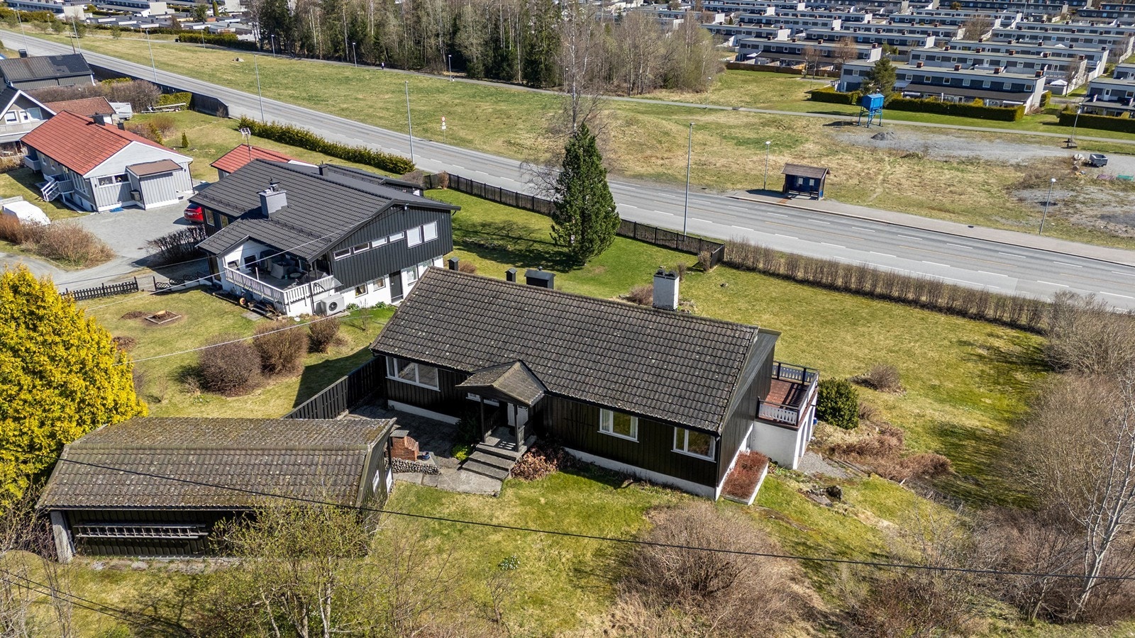 Beliggenheten er ideell for pendlere, med enkel tilgang til E6 og kort vei til offentlig transport. Galleribilde