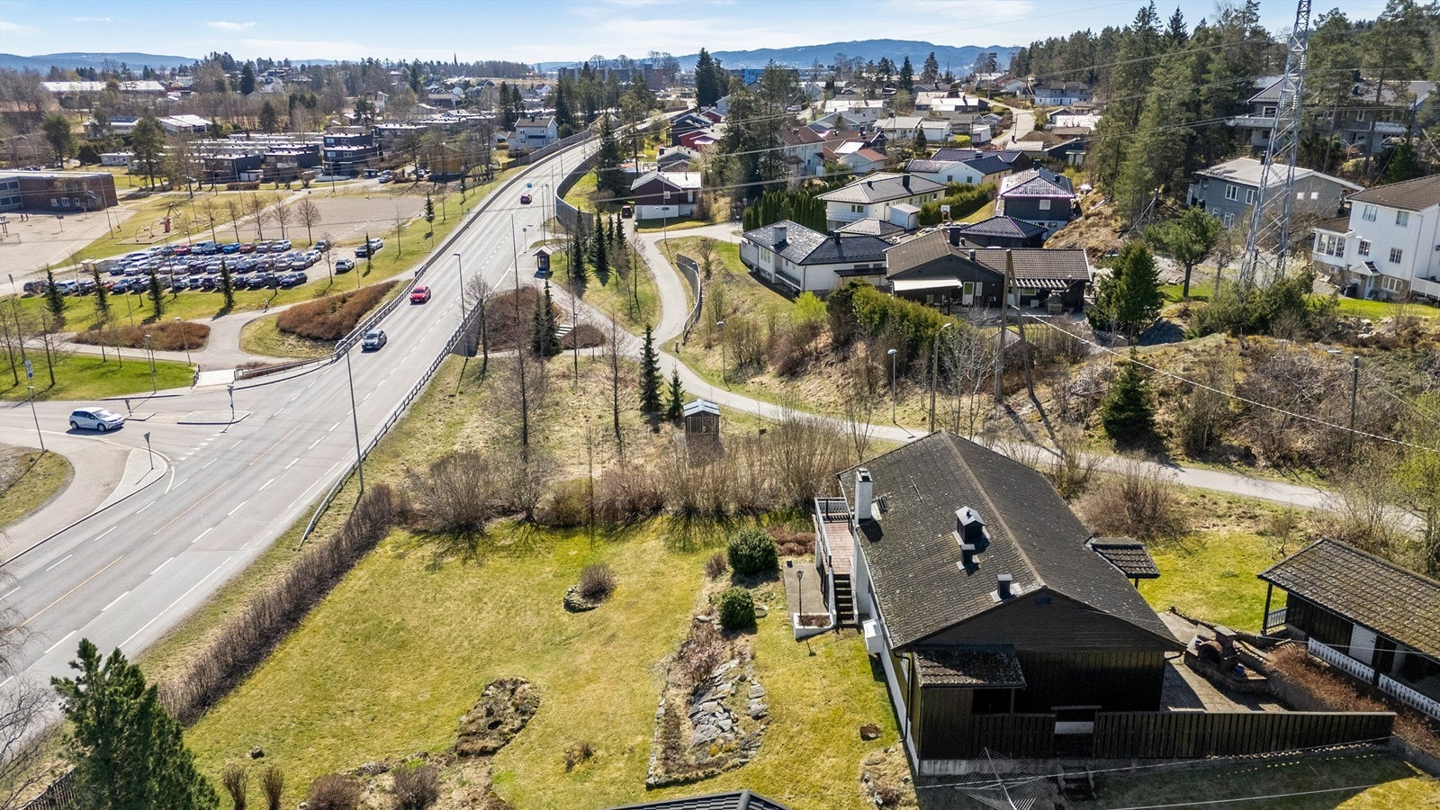 Herfra er det kort vei til flotte tur- og friluftsområder i Romeriksåsen, både sommer og vinter. Galleribilde