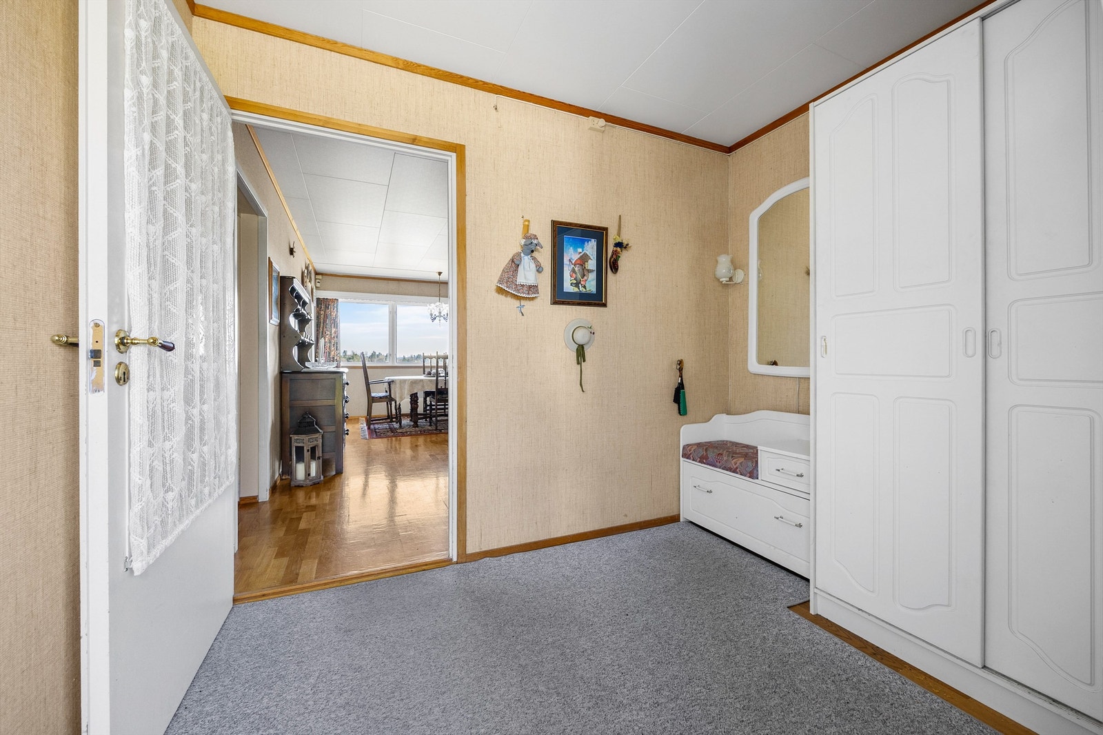 Entréen har plass til garderobeløsninger for oppbevaring av yttertøy. Galleribilde