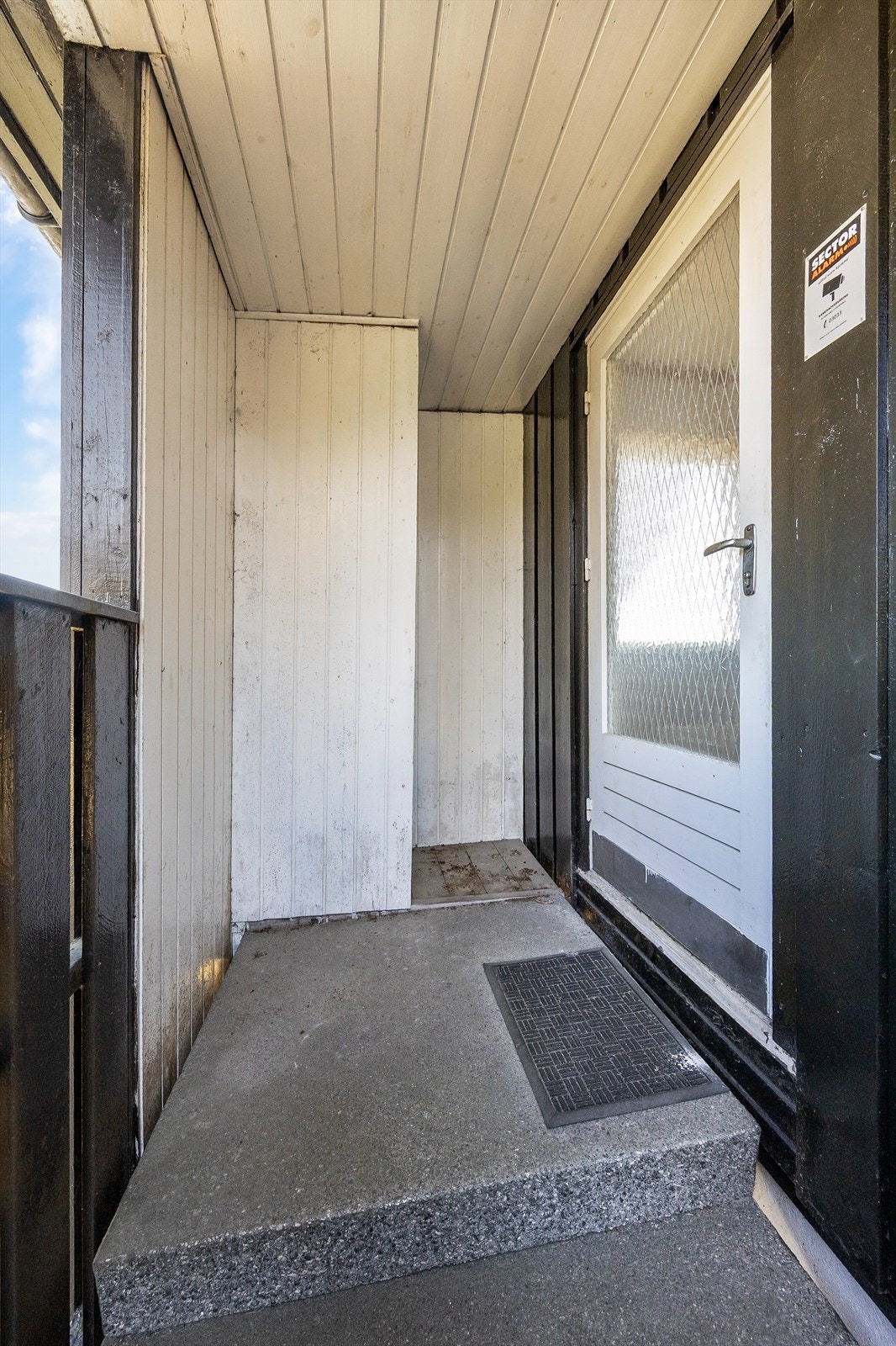 Praktisk, overbygget inngangsparti ved vaskeromsdøren. Galleribilde