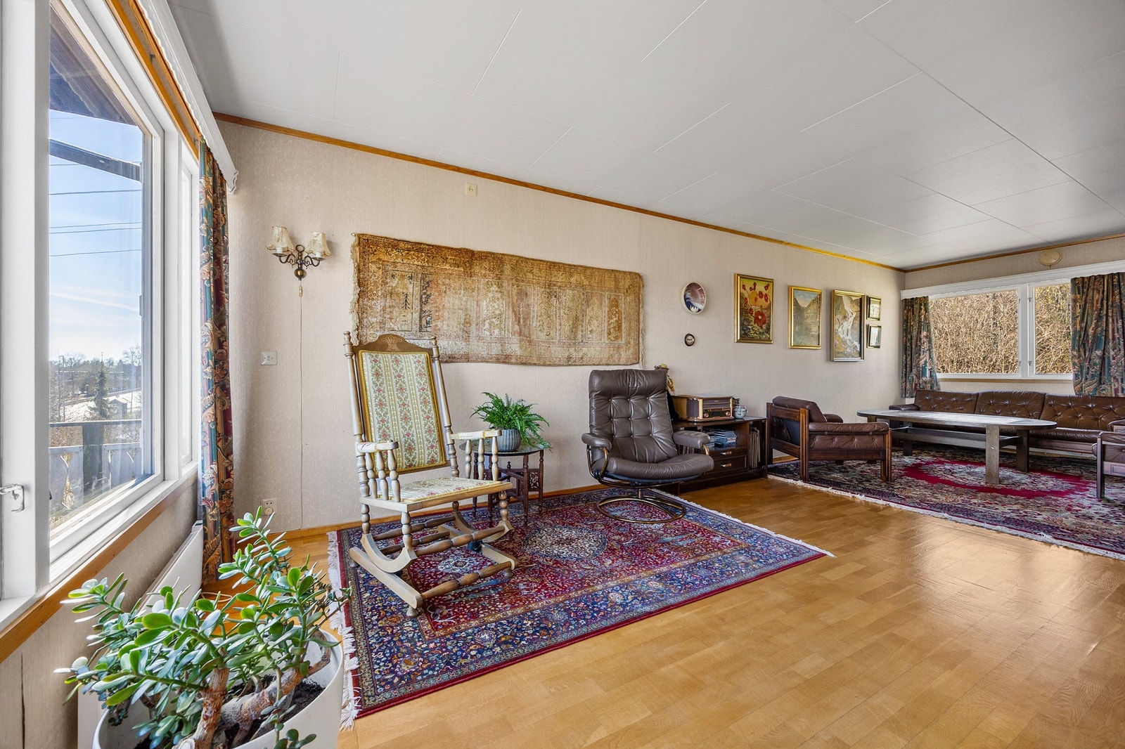 Gjennomgående parkettgulv i stue og spisestue skaper en helhetlig følelse. Galleribilde
