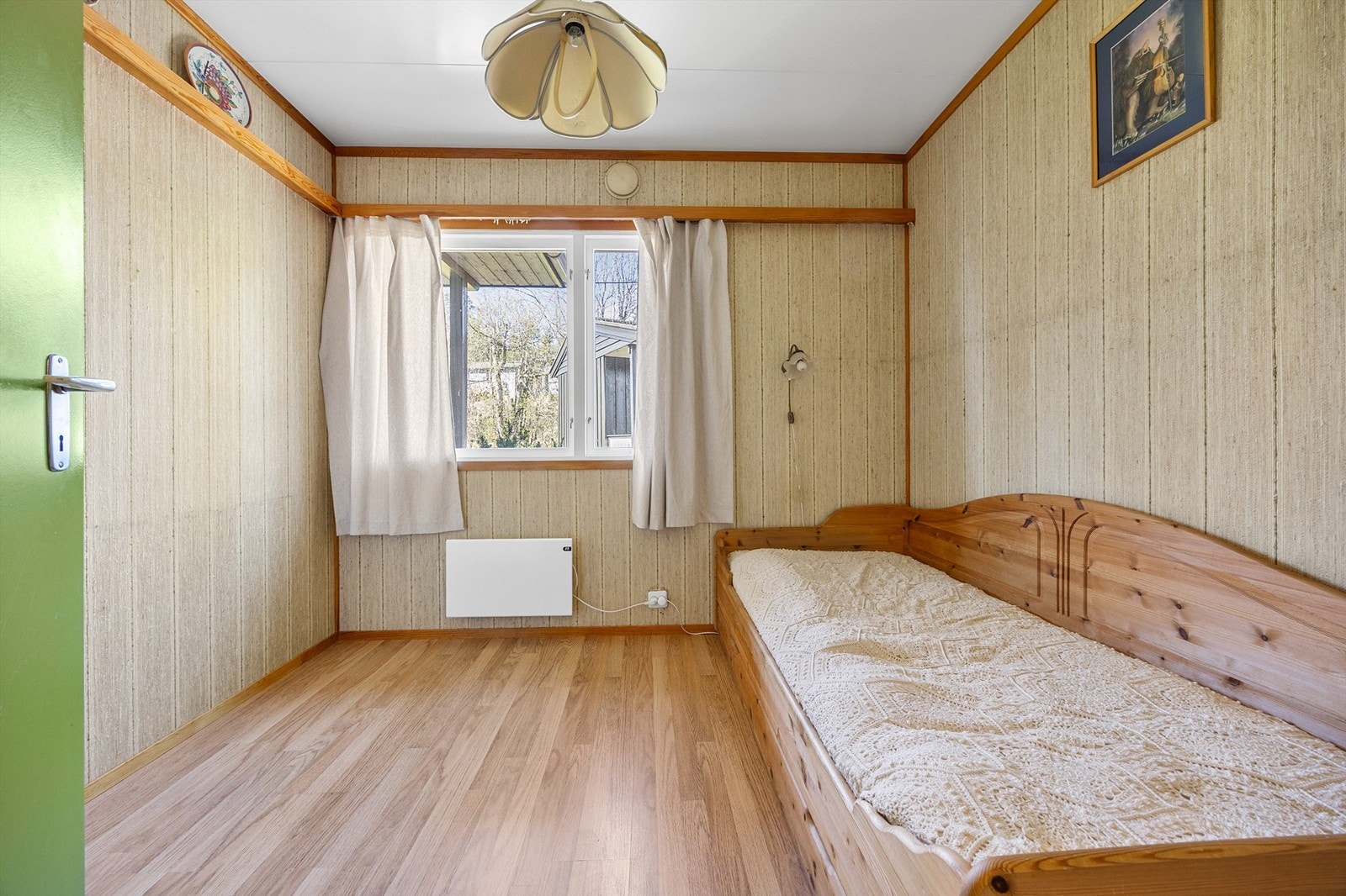 Et lyst soverom som egner seg godt som barnerom, gjesterom eller kontor. Galleribilde