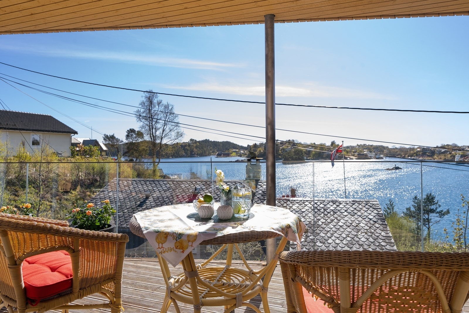 Lekker bolig over 2-plan med nydelig sjøutsikt og gode solforhold. Sørvestvendt beliggenhet. Galleribilde