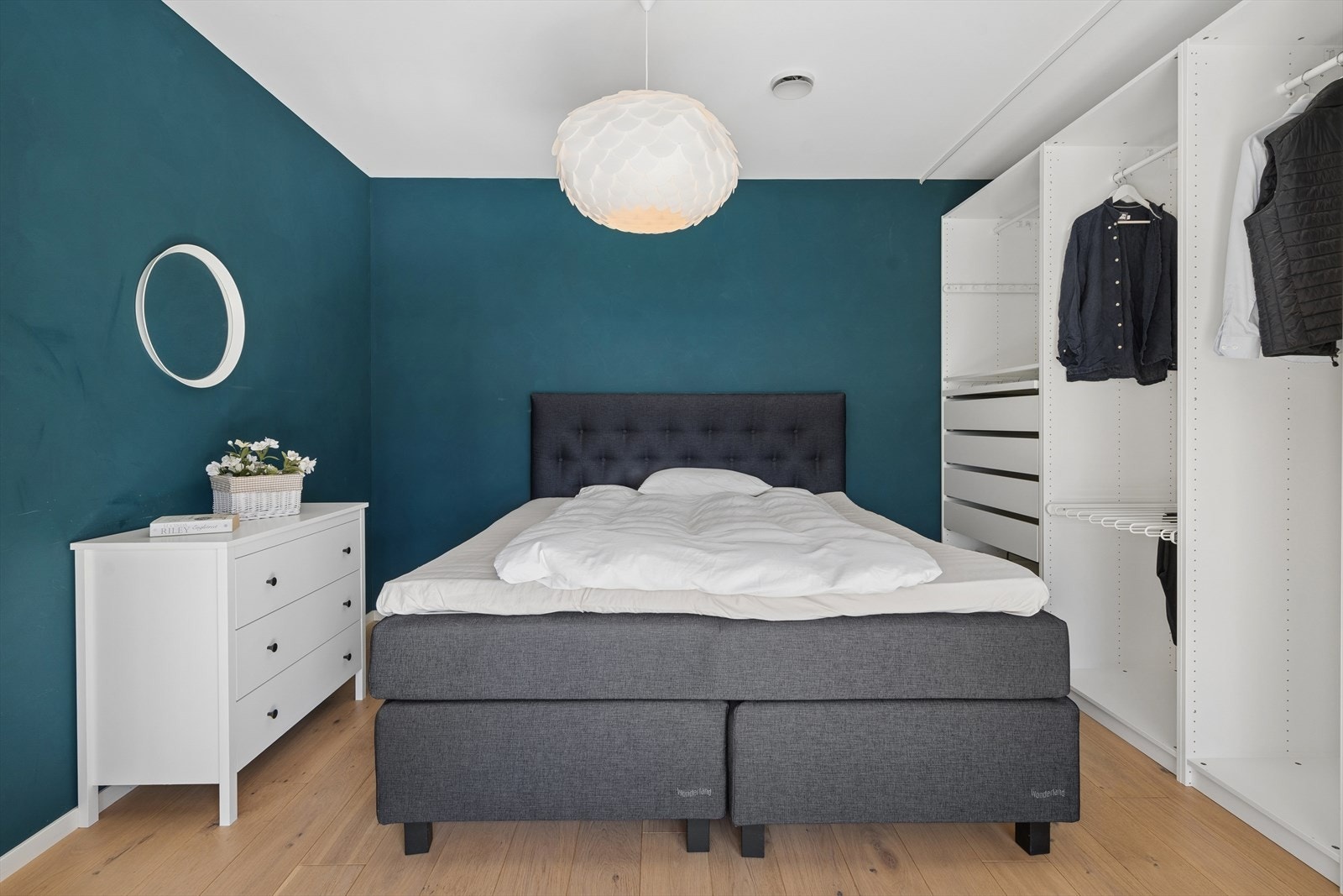 Romslig soverom, måler hele 13,30 m². Galleribilde