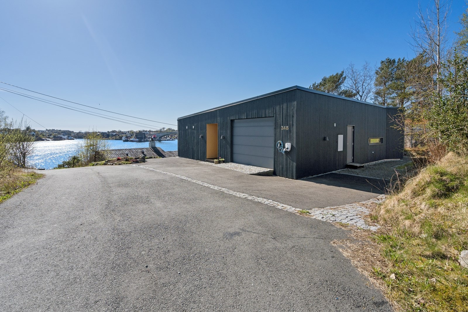 Garasje med elbil-lader både innvendig og utvendig. Galleribilde