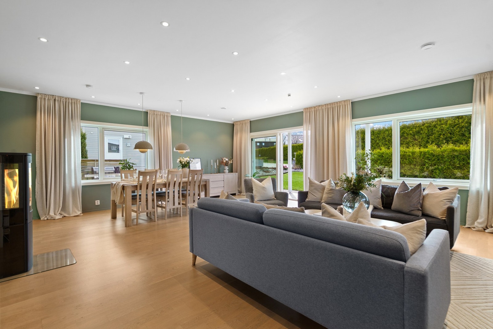 Romslig stue med mange møbleringsmuligheter. Som ellers i boligen er stuen godt opplyst med LED-spotter i tak og smartstyring av spottene i hele huset. Galleribilde