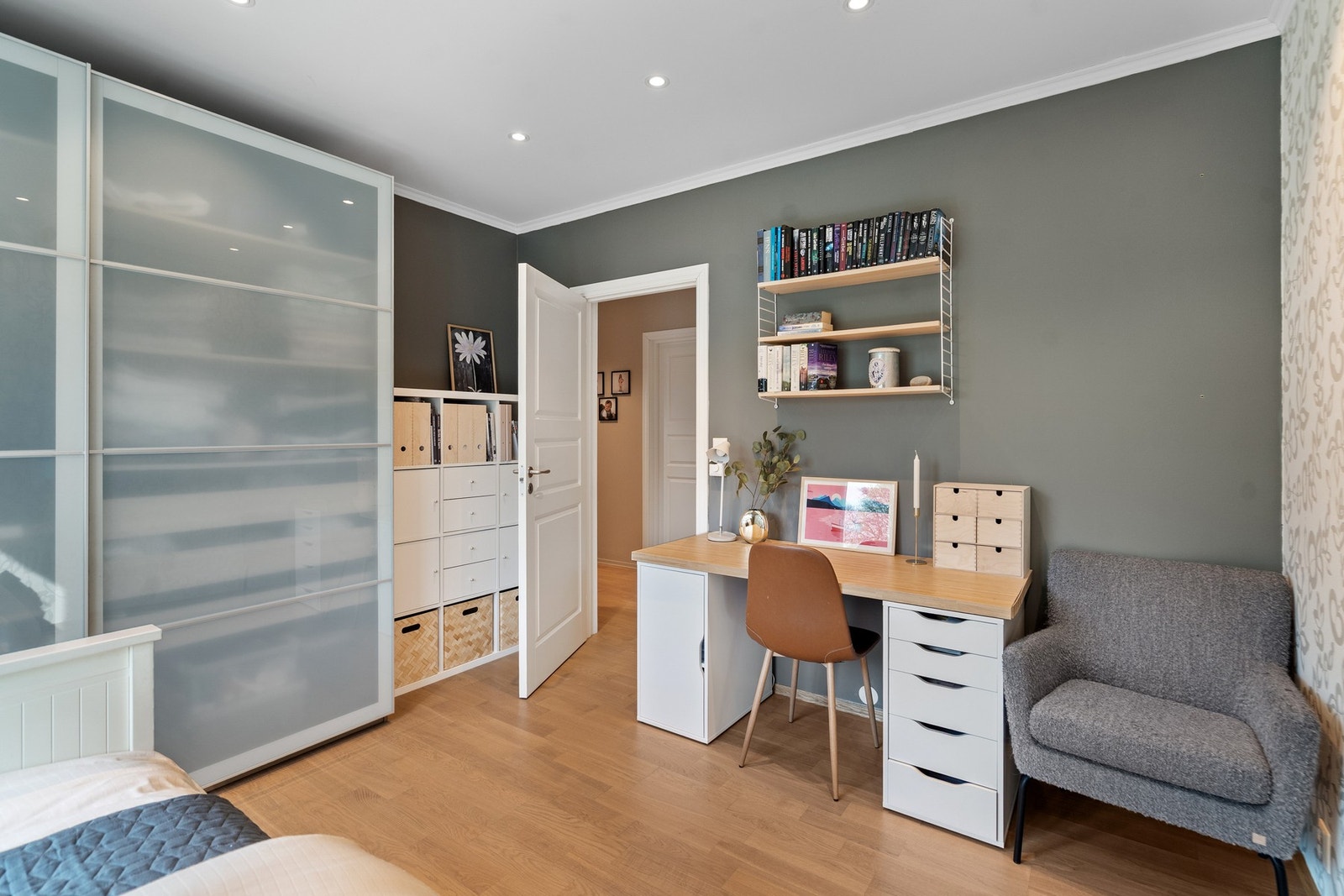 Soverom 1 har skyvedørsgarderobe Galleribilde