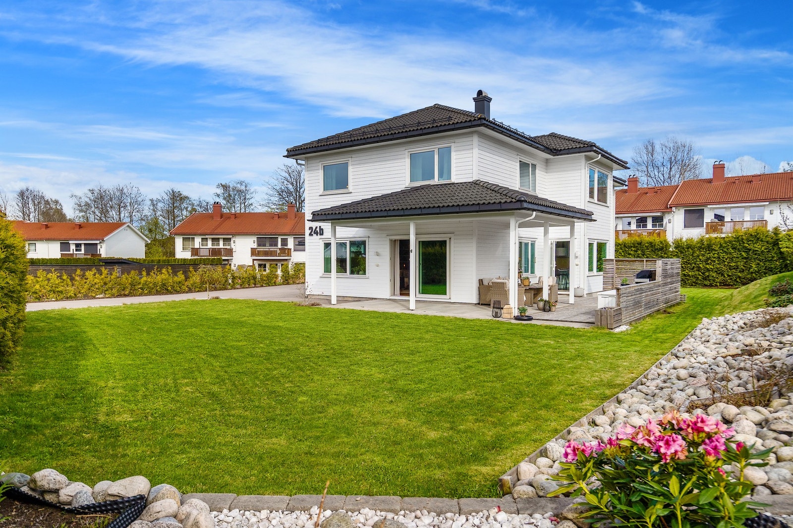 Flott hage med boltreplass Galleribilde