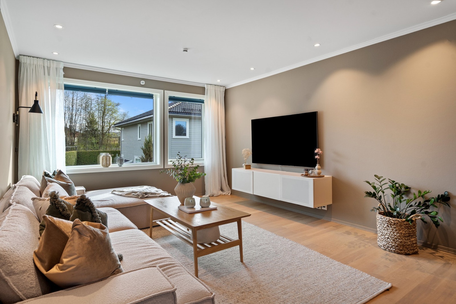 Herlig loftstue med store vindusplaser og spotter i tak Galleribilde