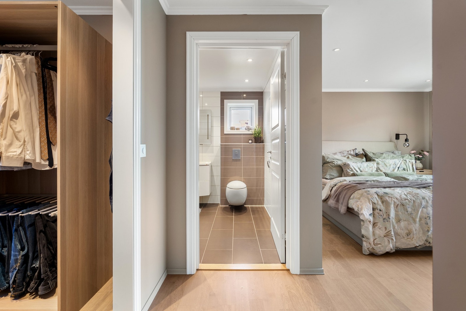 Hovedsoverommet har egen walk-in closet og eget bad - Perfekt voksensone Galleribilde