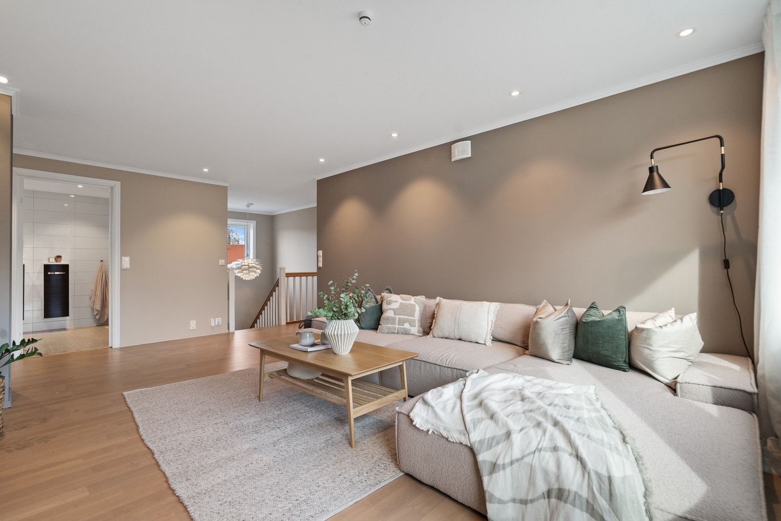 Stuen er malt opp i duse varme farger som gir rommet et moderne look Galleribilde