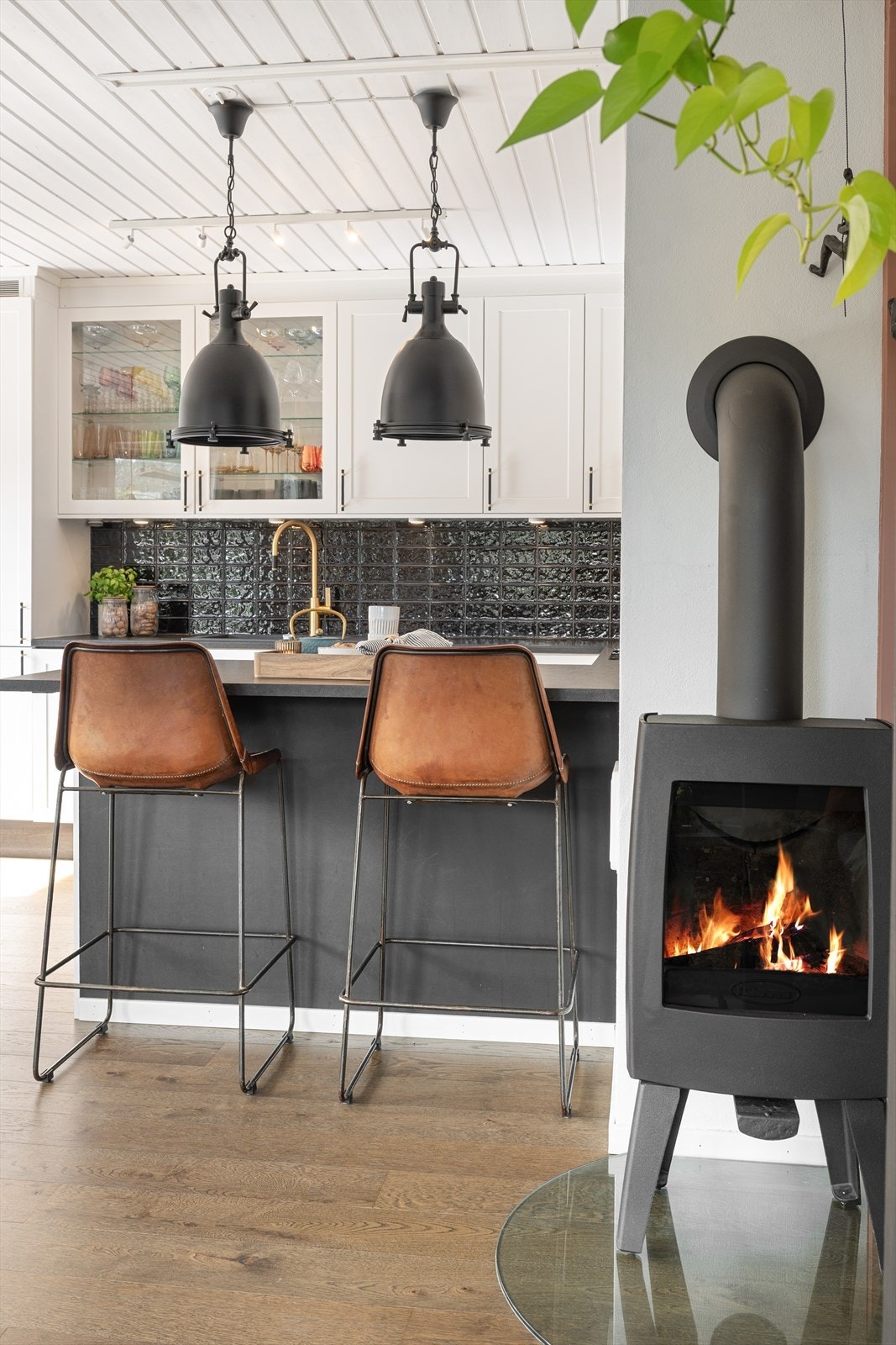 Peisovnen er plassert sentralt og sprer varme og hygge til både kjøkken og stue. Galleribilde