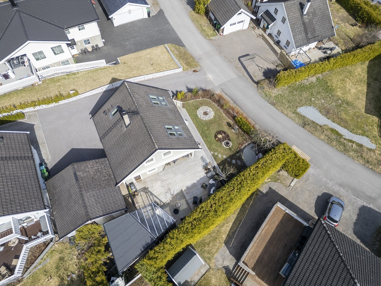 Parkering gjør i garasje eller foran garasjen. Garasjen har automatisk portåpner. Det er også loftrom over garasjen for ekstra lagringsplass. Galleribilde