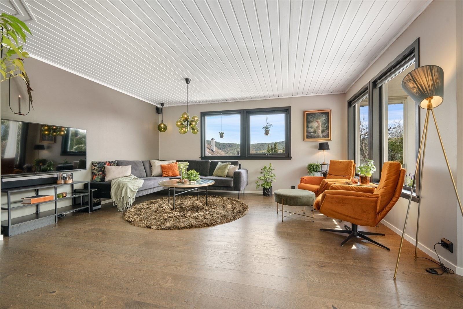 Stuen er romslig med plass til en stor sofagruppe. De brede vindusflatene gir fin forbindelse til uteområdet. Stuen er lett å møblere og har god plass til både TV-krok og en egen lesesone. Galleribilde