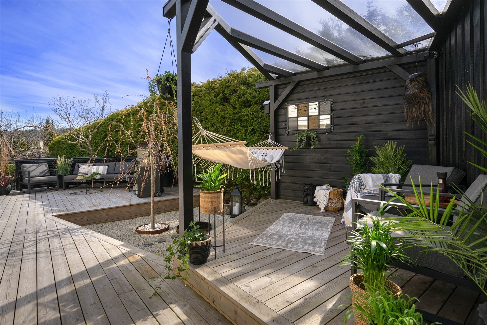 Kombinasjonen av åpen terrasse og overbygget pergola gir gode uteplasser og forlenger utesesongen. Etter en travel arbeidsdag i Oslo er det ekstra godt å komme hjem til denne lune og innbydende hageoasen, perfekt for avslapning. Galleribilde