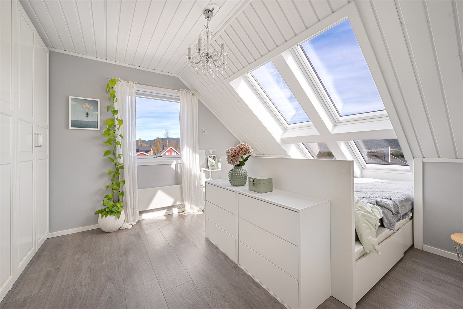 Hovedsoverommet i andre etasje har en smart løsning med sengegavl som romdeler og store takvinduer. Galleribilde