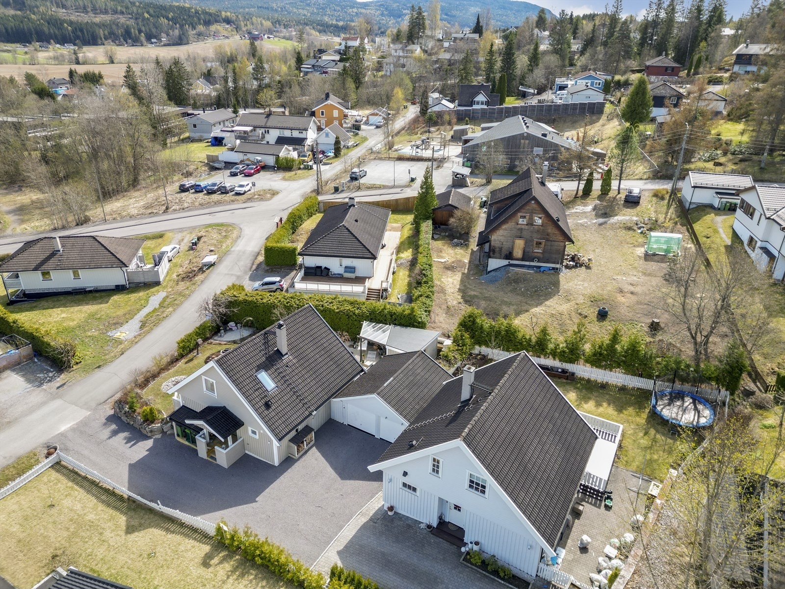Her bor du med nærhet til både marka og lokale servicetilbud. Området byr på gode turmuligheter. Galleribilde