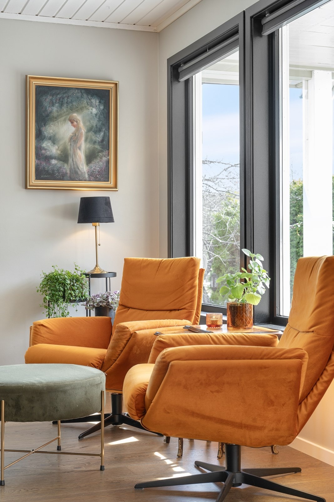 En koselig krok som inviterer til avslapning med en god bok og en kopp kaffe. Boligen har fått omfattende oppgraderinger de siste årene, inkludert utskifting av flere vinduer. Galleribilde