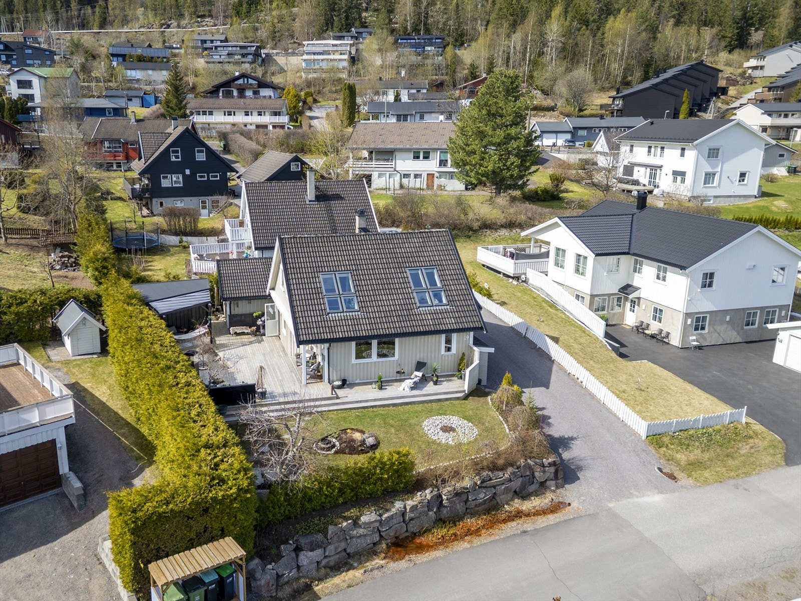 Boligen er vesentlig oppgradert i nyere tid og fremstår som moderne og unik, med et særlig tiltalende hageområde som forsterker helhetsinntrykket. Galleribilde