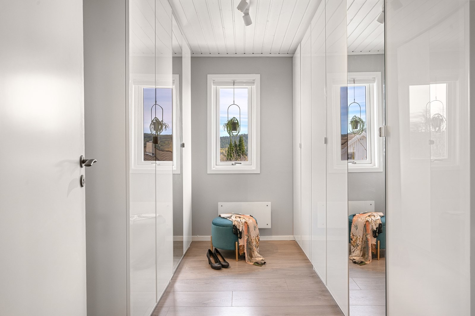Rommet i første etasje er i dag innredet som et romslig omkledningsrom med rikelig garderobeplass. Rommet er opprinnelig godkjent og ført som soverom i byggetegningene. Galleribilde