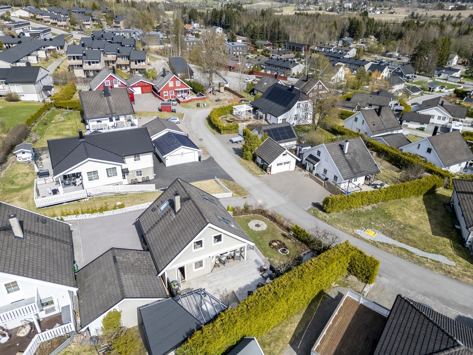 Boligen har svært gode pendlermuligheter med Åneby stasjon bare ca. 9 minutters gange unna. Det er også enkel bussforbindelse fra RV4 direkte mot Oslo Galleribilde