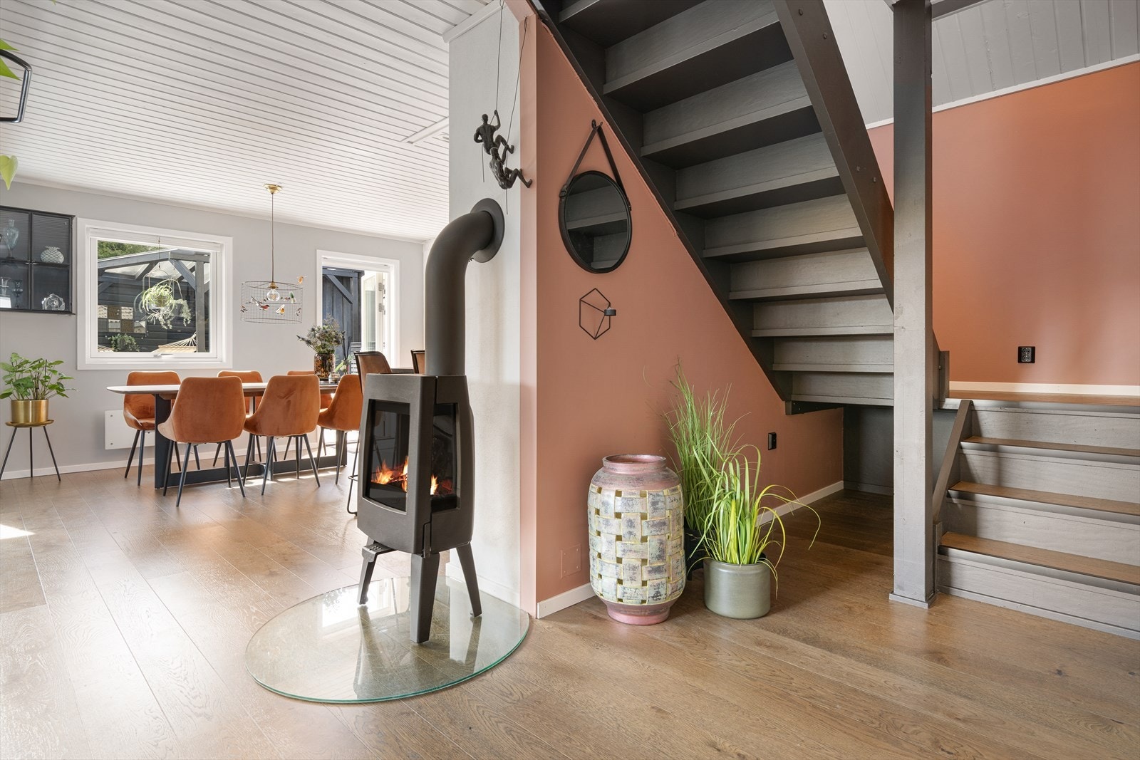 Trappen binder de to etasjene sammen på en elegant måte. Galleribilde