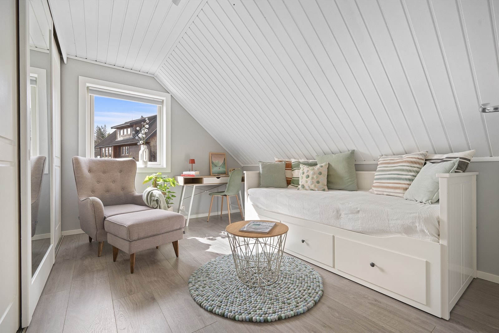 Soverom llll - Et lyst og koselig soverom som passer utmerket som barnerom, gjesterom eller kontor. Funksjonell oppbevaringsløsning i skyvedørsgarderobe med speilfronter. Det er knevegg med dør inn til en liten bod. Galleribilde