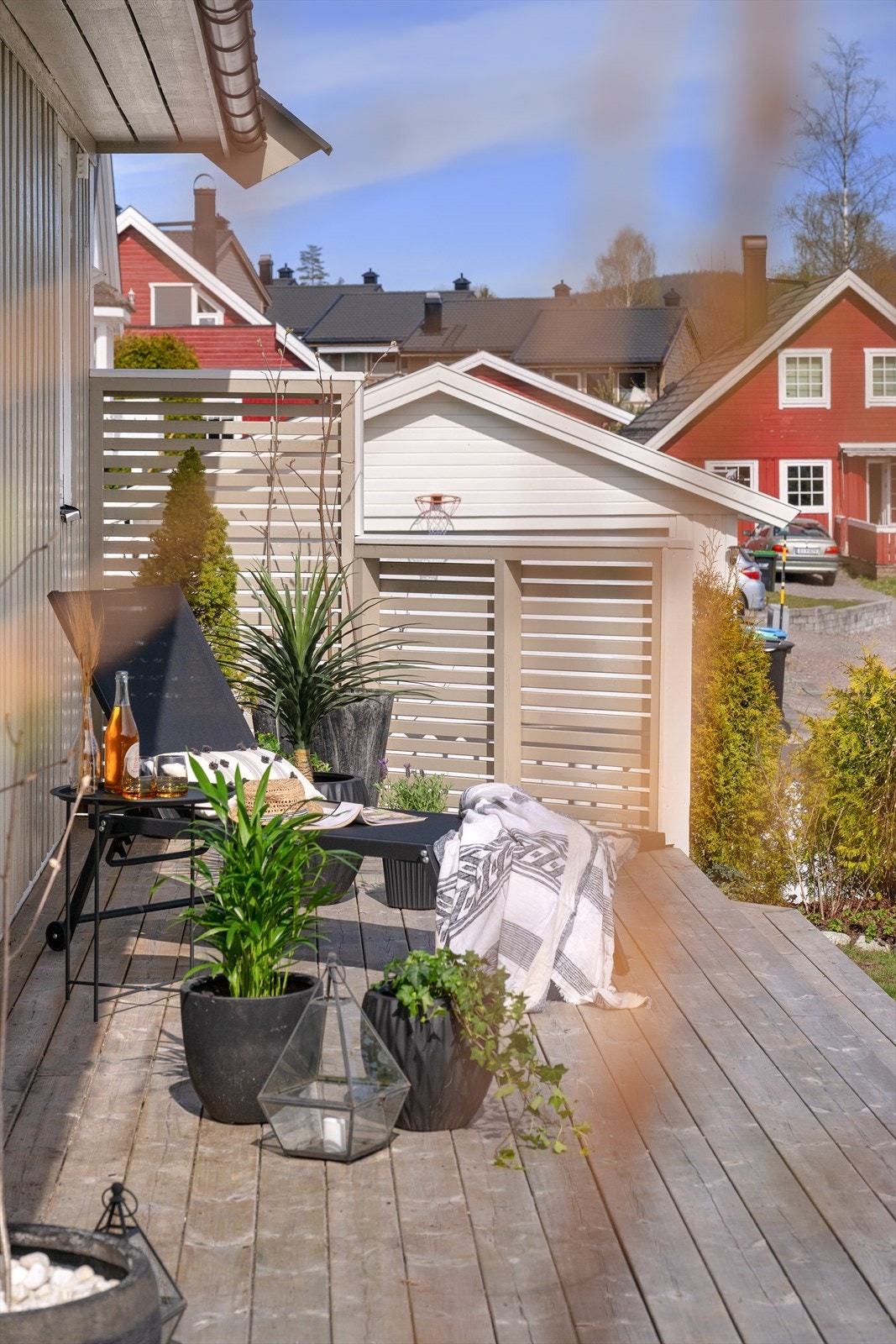 På fremsiden av boligen har man også en hyggelig uteplass. Galleribilde