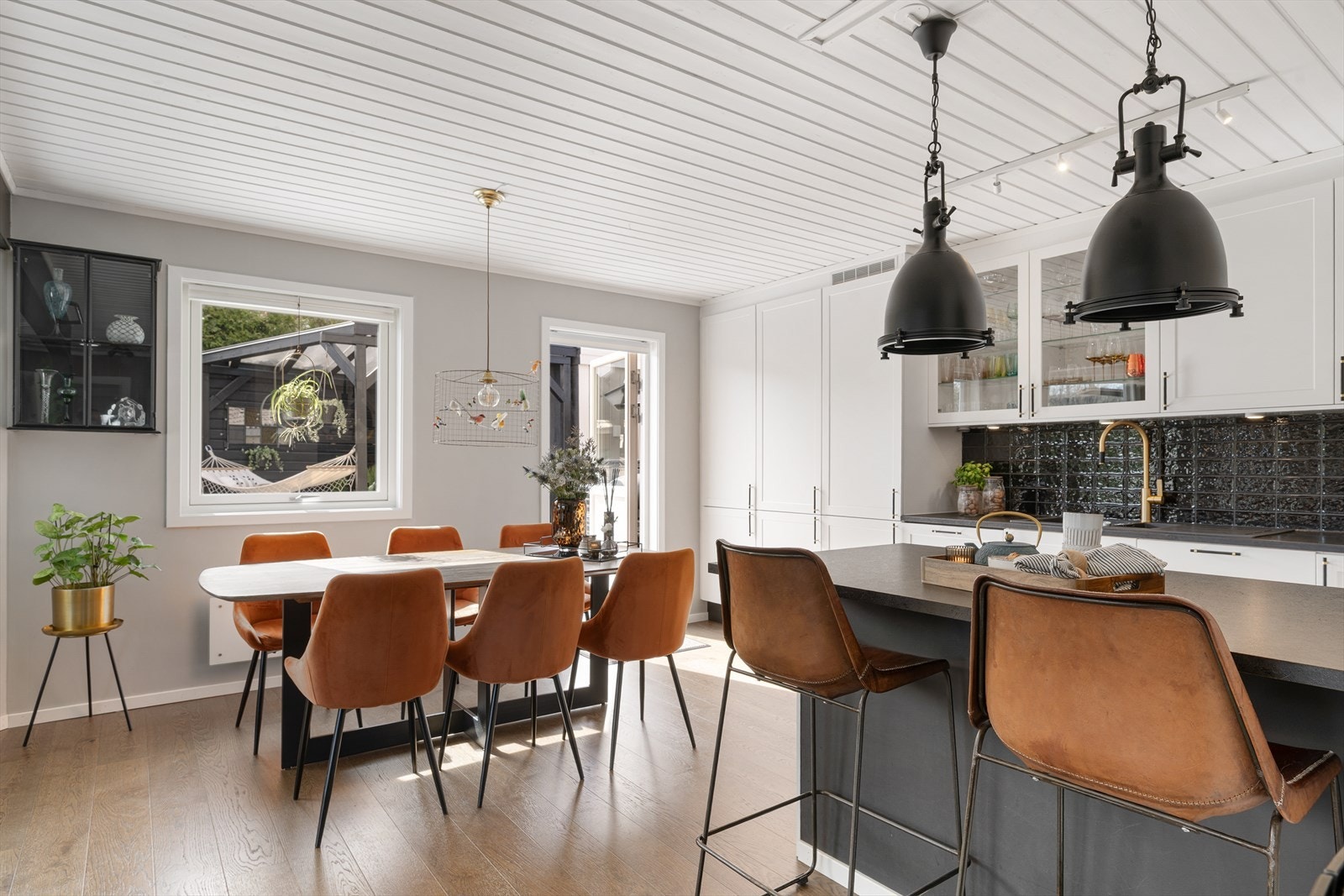 Kjøkkenøya fungerer som en sosial sone med sitteplasser, perfekt for raske måltider eller som samlingspunkt under matlaging. Galleribilde