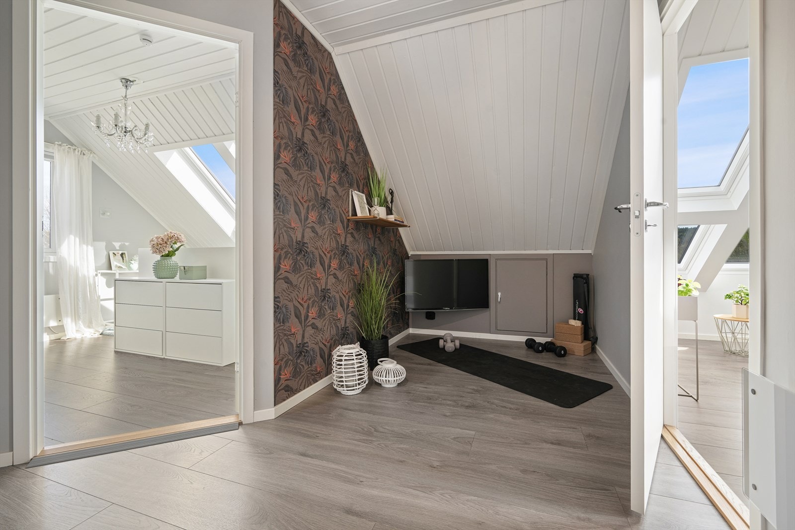 Fra loftstuen er det inngang til både soverom og bad. Rommet brukes i dag som en kombinert treningsrom- og tv-stue, med flere bruks muligheter. Knevegg med dør som gir ekstra lagringsplass, samt loftsluke med nedtrekkbar trapp. Galleribilde
