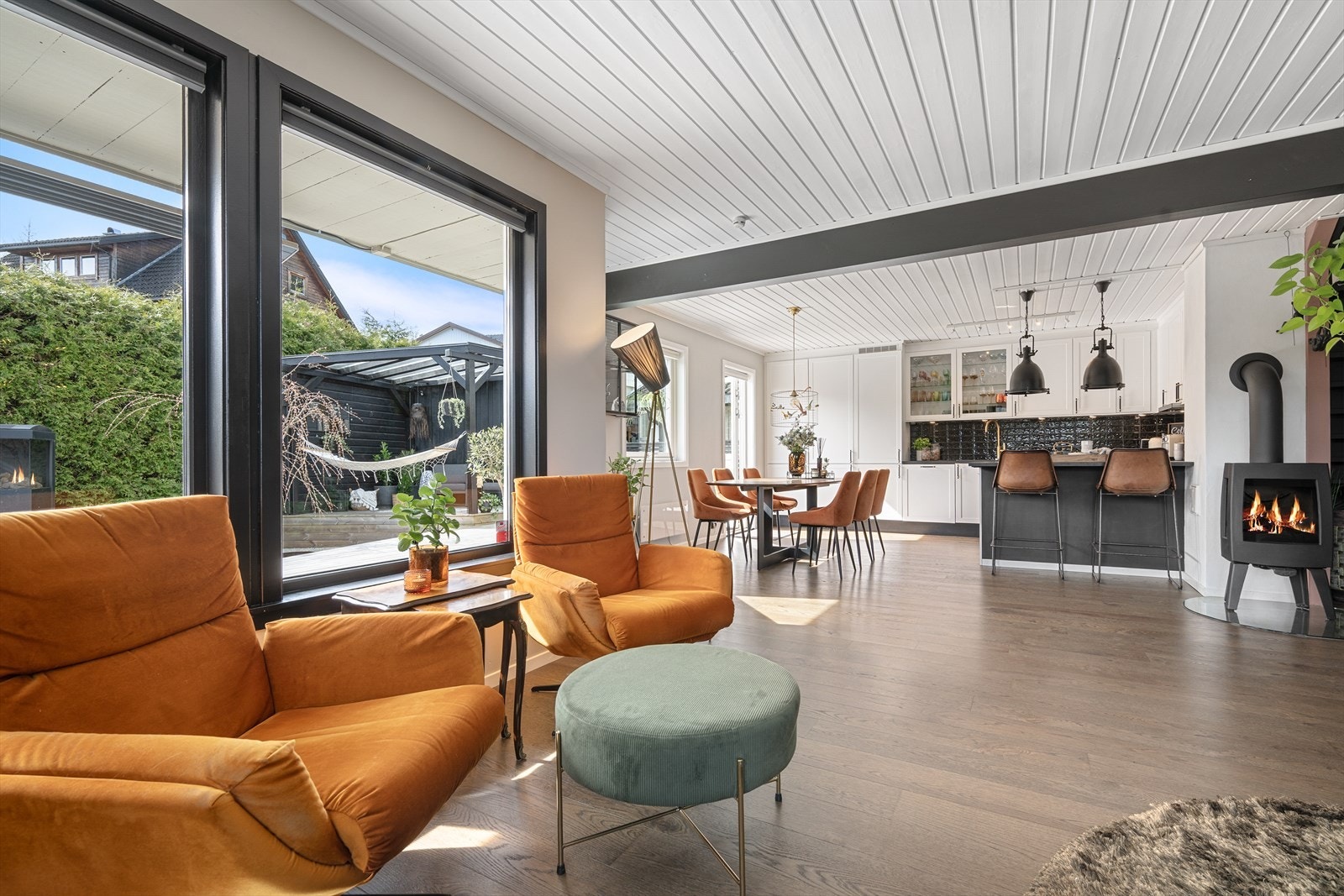 Fra stuen har du full oversikt mot kjøkkenet og spisestuen. Galleribilde