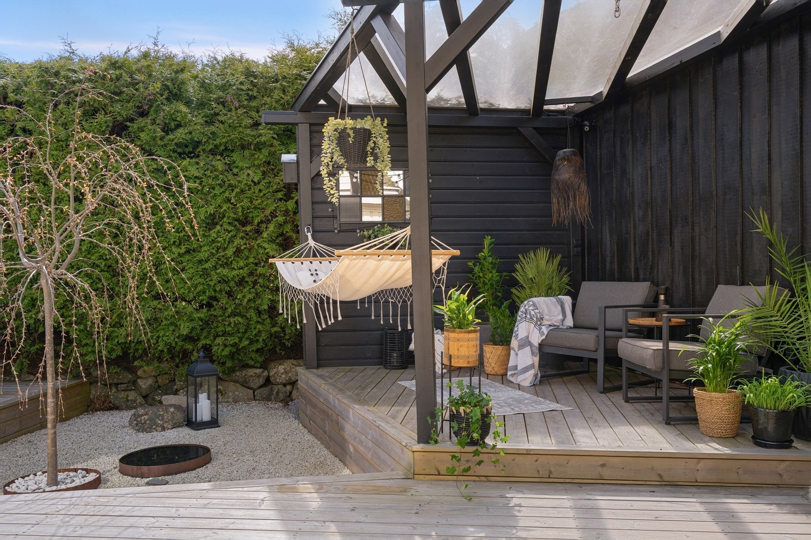 Pergolaen på terrassen skaper en lun og definert sone, perfekt for sene sommerkvelder. Galleribilde