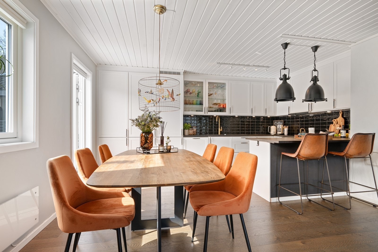 Spisestuen er en naturlig del av allrommet, med god plass til et langbord for hyggelige sammenkomster. Galleribilde